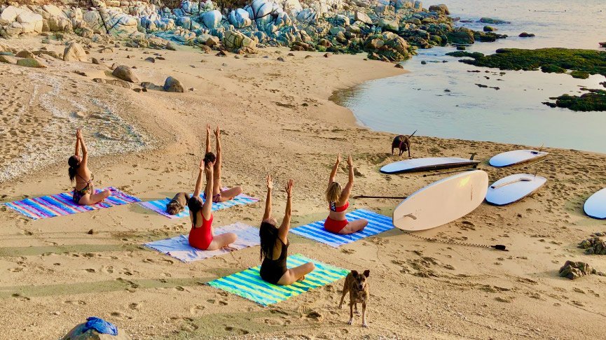 Clase de yoga en la playa